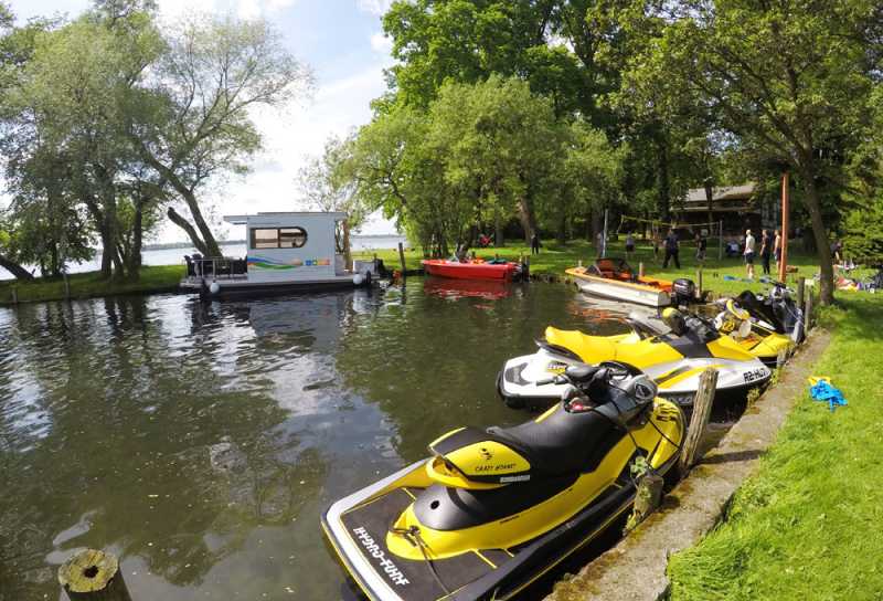 Cosy Hausboot in Schwerin mieten Urlaub auf dem Wasser